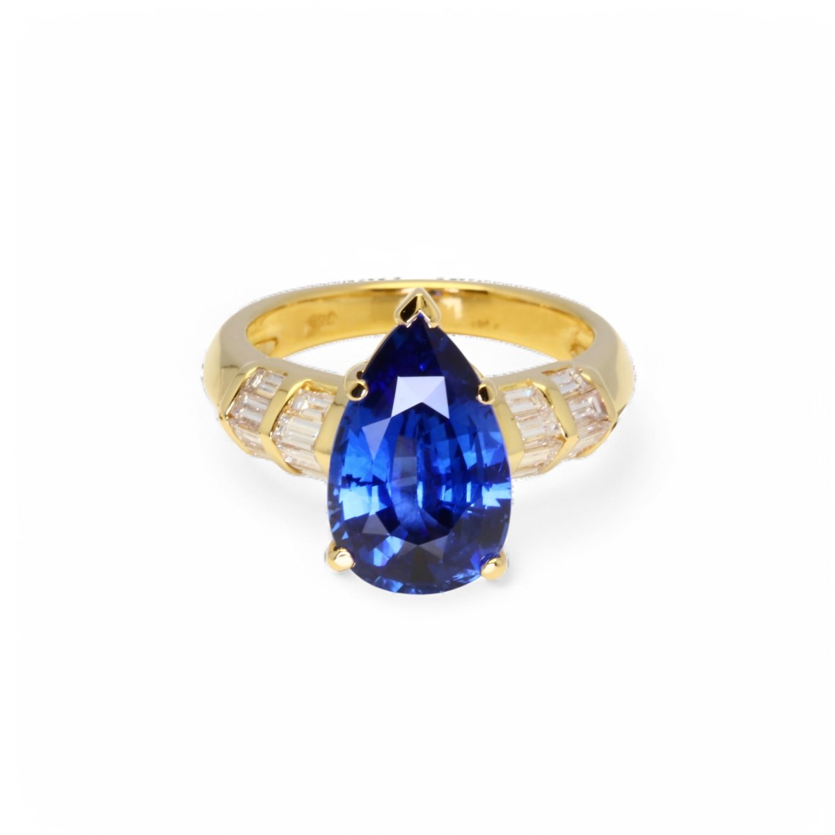 Bague en or jaune ornée d’un saphir bleu Ceylan et de diamants. - Maison Eloe