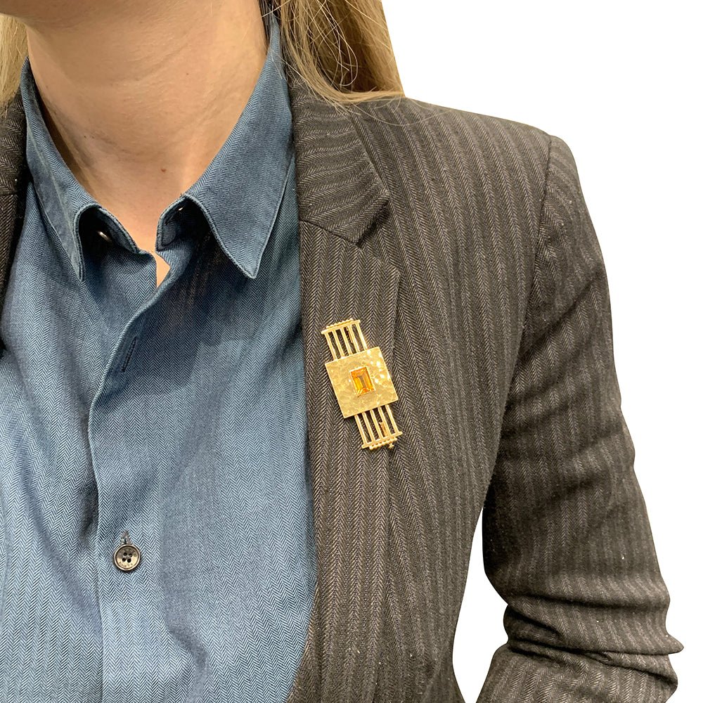Une broche géométrique signée Jean Desprès en or jaune 750/000 martelé et lisse, centrée d’une citrine rectangulaire. Poids brut: 17,2 grammes. - Maison Eloe