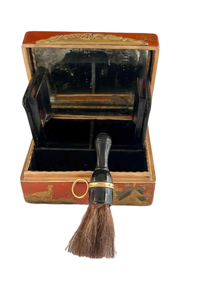 "Boîte à Écusson en Laque XVIIIe Siècle"