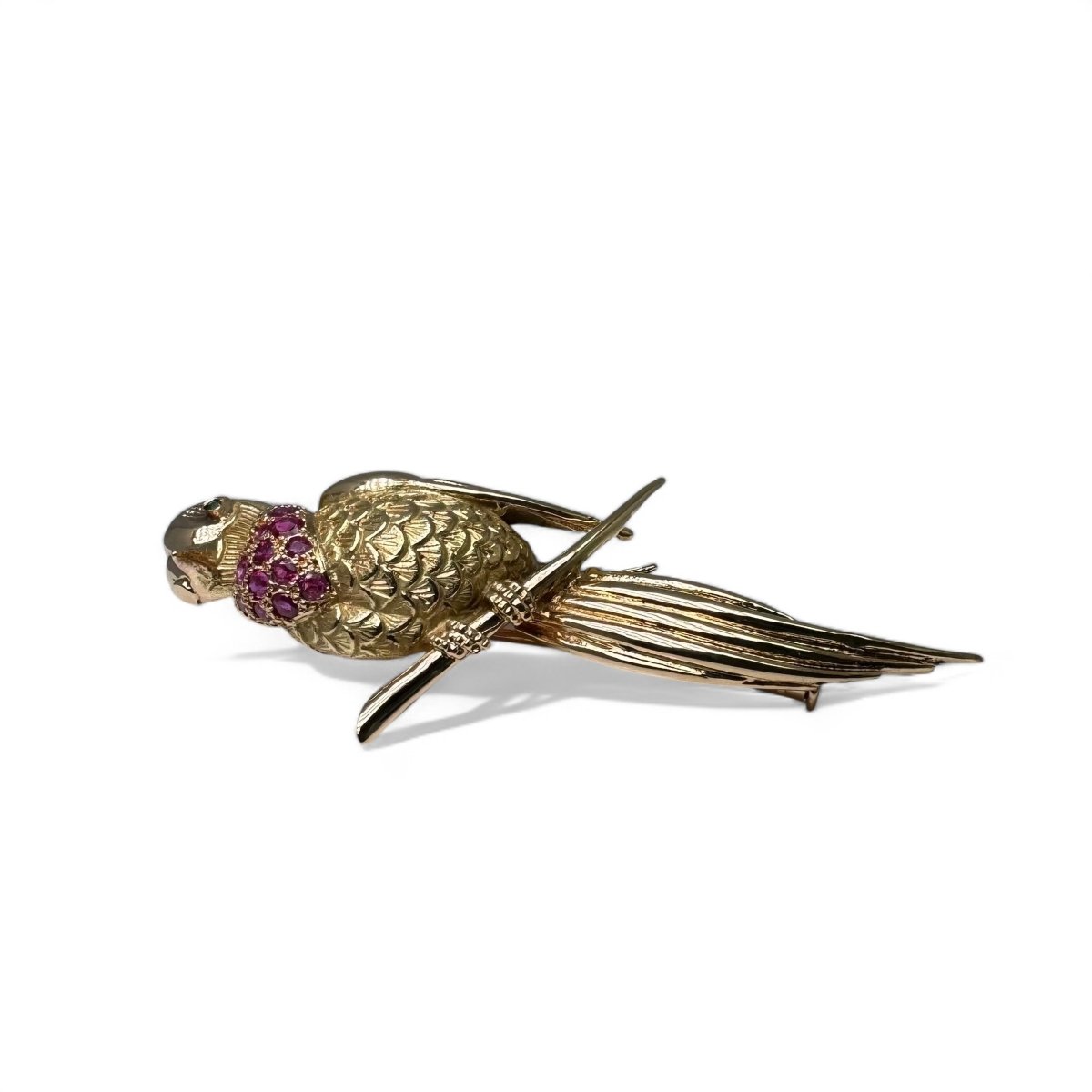 Broche oiseau en or jaune pavée de rubis. - Maison Eloe
