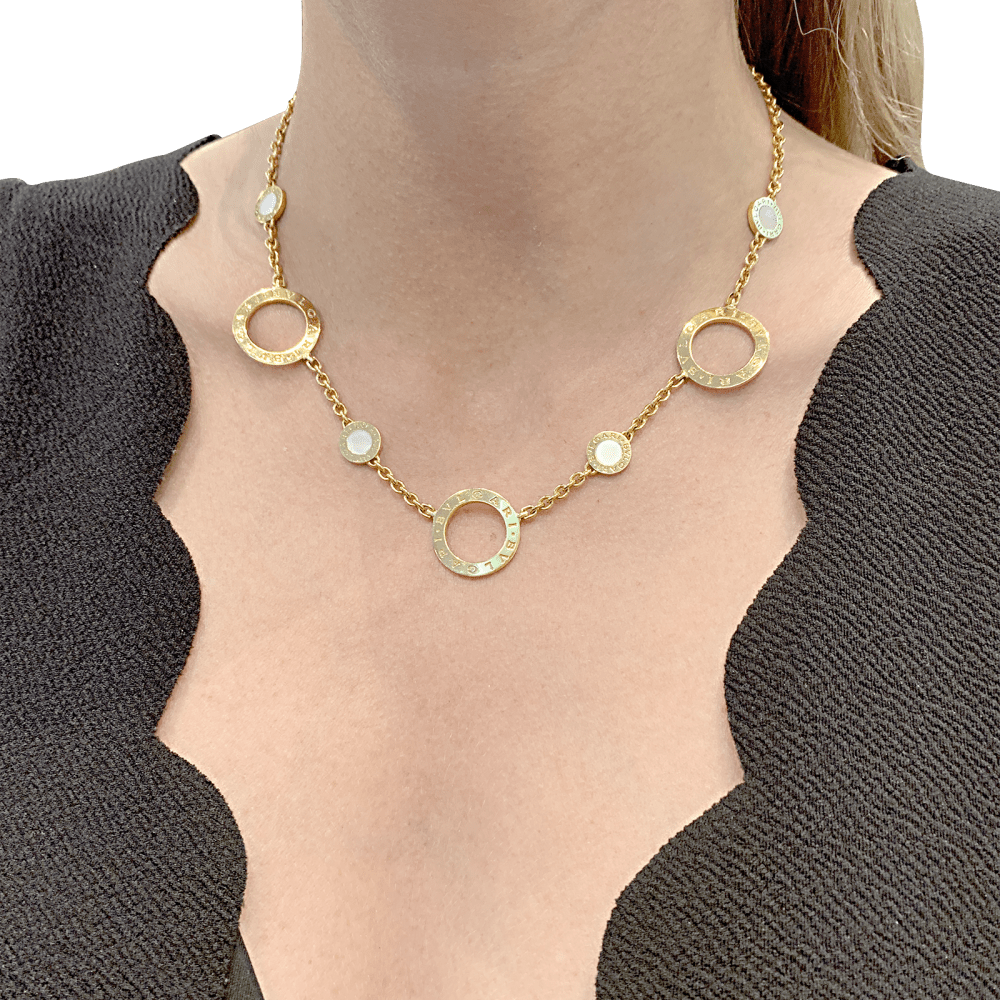 Collier BULGARI "Bulgari Bulgari" en or jaune 750/000 et nacre.