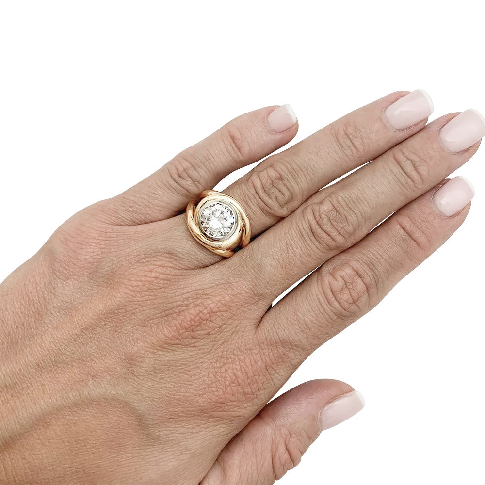 Bague entrelacée deux tons d'or, diamant 2,78 carats.