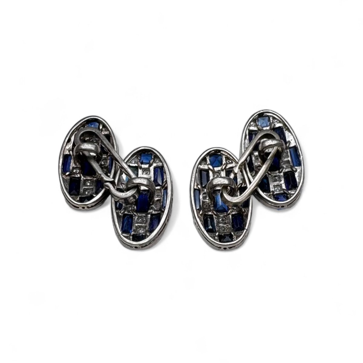 Boutons de manchette Art - Déco en or blanc sertie de diamants 8x8 et saphirs calibré. - Maison Eloe