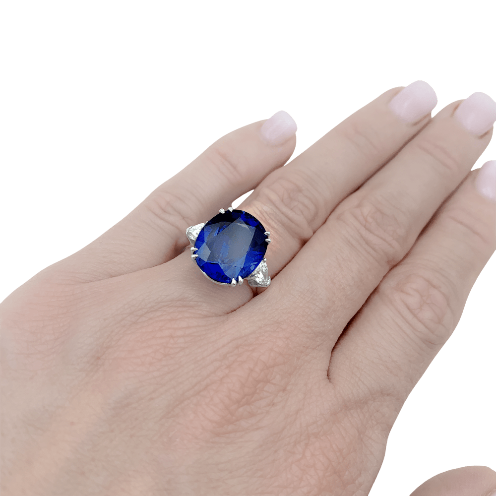 Bague Harry Winston, en platine sertie d'un saphir et diamants.