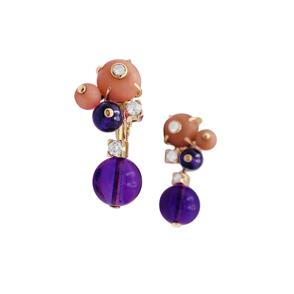 Boucles d'oreilles Cartier "Délices de Goa" en or rose, améthystes, diamants et corail.