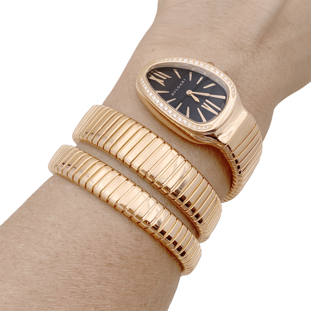 Montre Bulgari, “Serpenti Tubogas”, or rose, diamants.