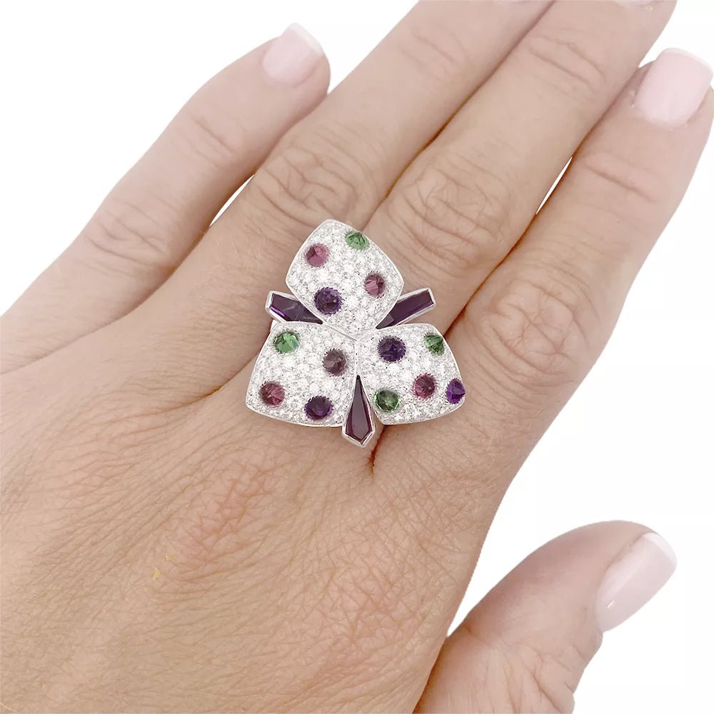 Bague Cartier, "Caresse d'Orchidées", or blanc, diamants, pierres de couleurs. - Maison Eloe