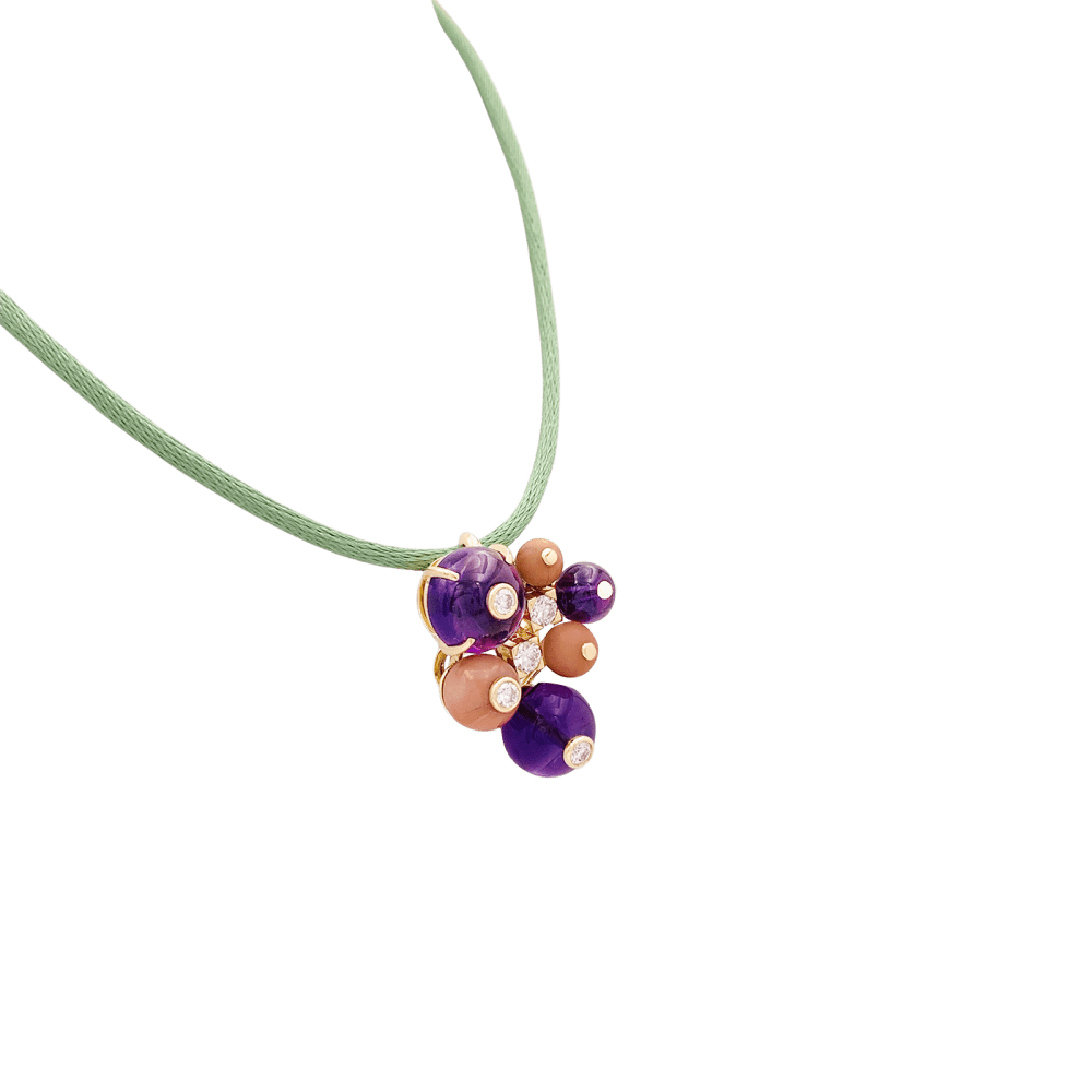 Pendentif Cartier "Délices de Goa" en or jaune, améthystes, corail et diamants.