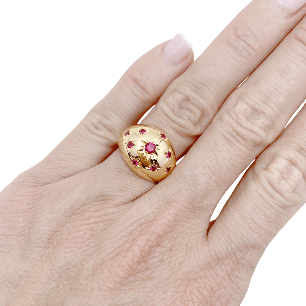 Bague boule vintage, or jaune, pierres rouges.
