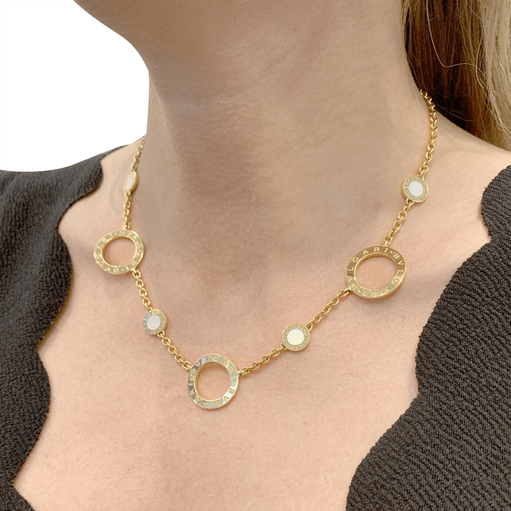 Collier BULGARI "Bulgari Bulgari" en or jaune 750/000 et nacre.