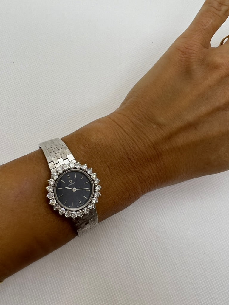 Une montre de Dame Omega or blanc et Diamants