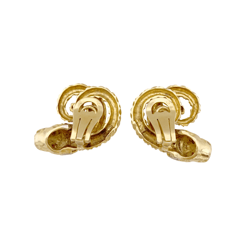 Boucles d'oreilles Zolotas, « Tête de Lion » deux ors, diamants et rubis.