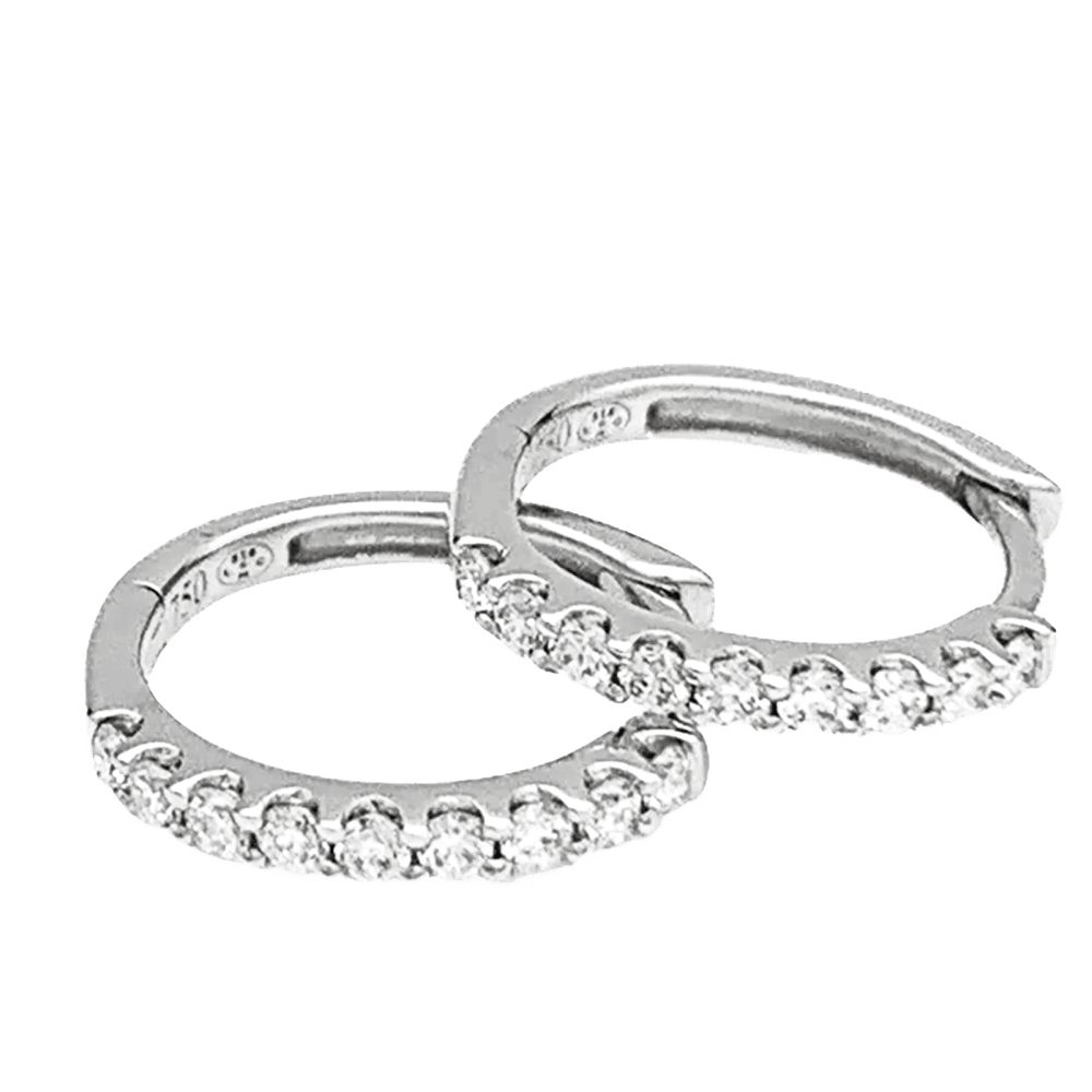 Paire de petites créoles en or blanc, diamants.