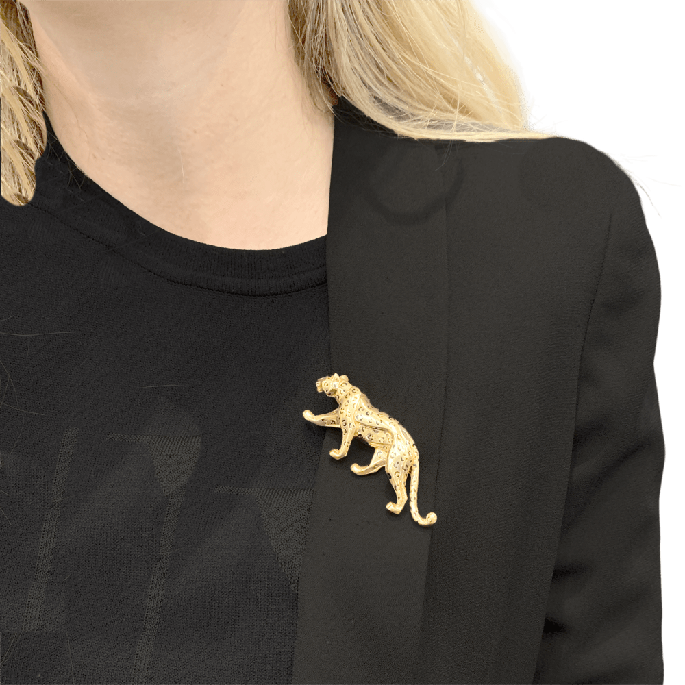 Broche Cartier, "Panthère", or jaune, émail, émeraudes.
