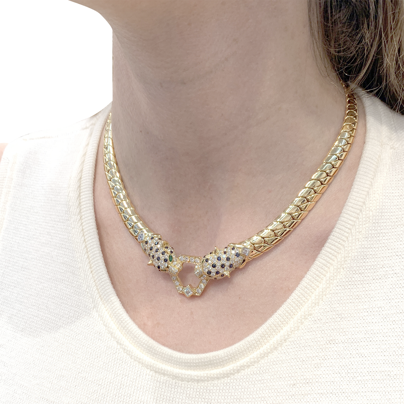 Collier O.J. PERRIN, or jaune, diamants, saphirs et émeraudes.