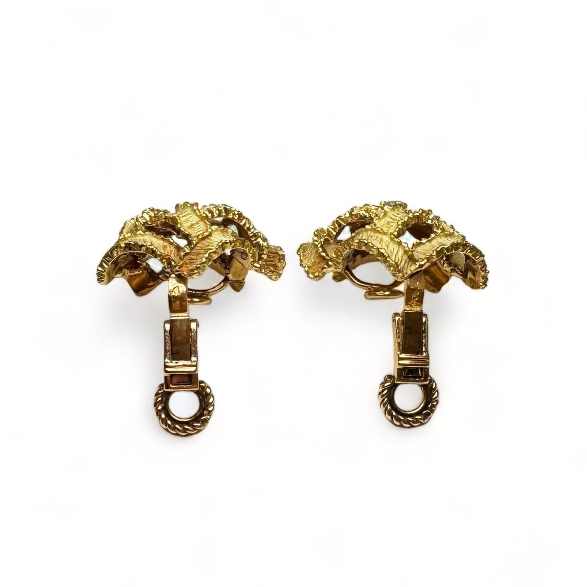 Boucles d’oreille vintage en or jaune texturé sertie de diamants. - Maison Eloe