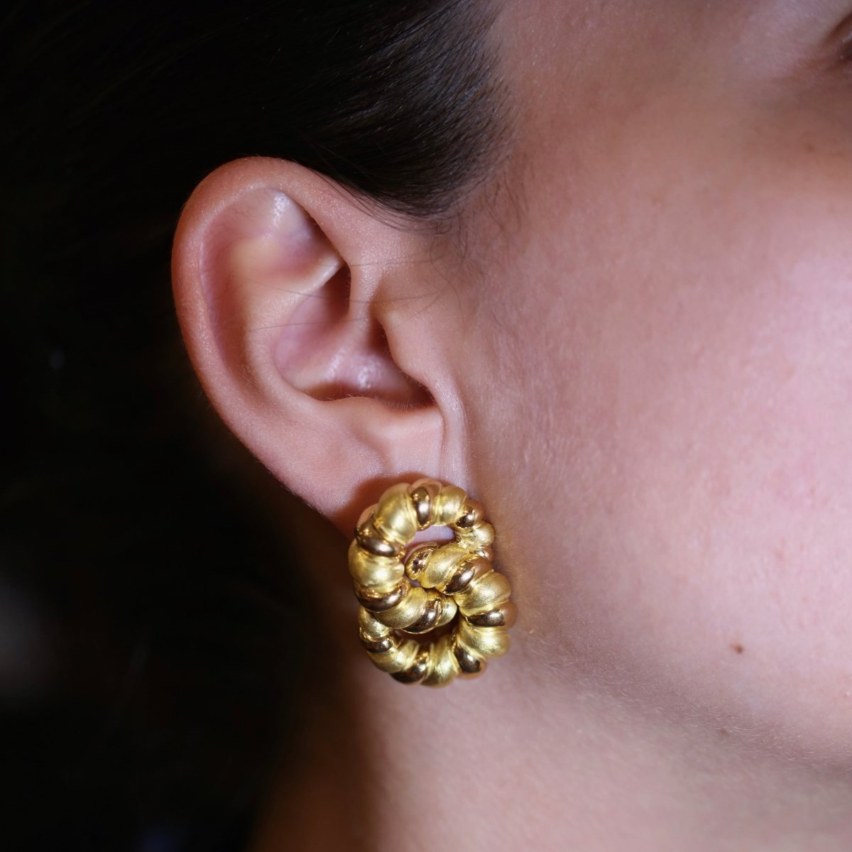 Boucles d’oreille vintage en or jaune enlacés et torsadés. Roger Lebenstein - Maison Eloe