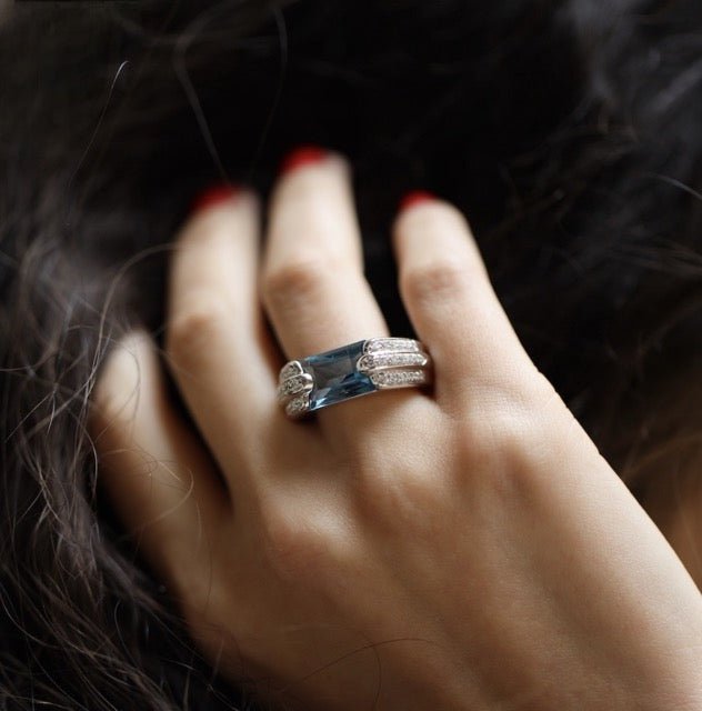 Audemars Piguet bague or gris topaze bleue et diamants - Maison Eloe