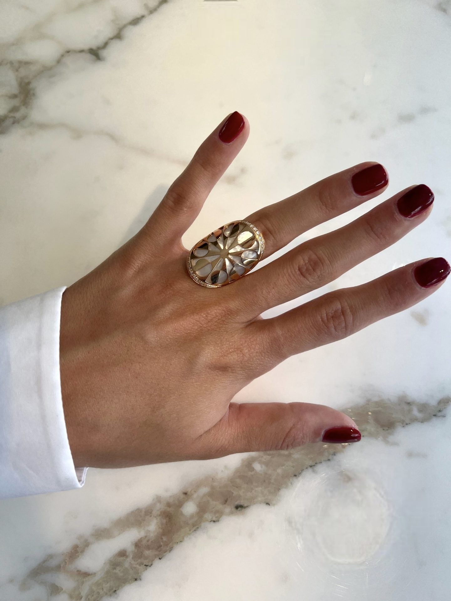 Bague Bulgari en or rose, nacre et diamants
