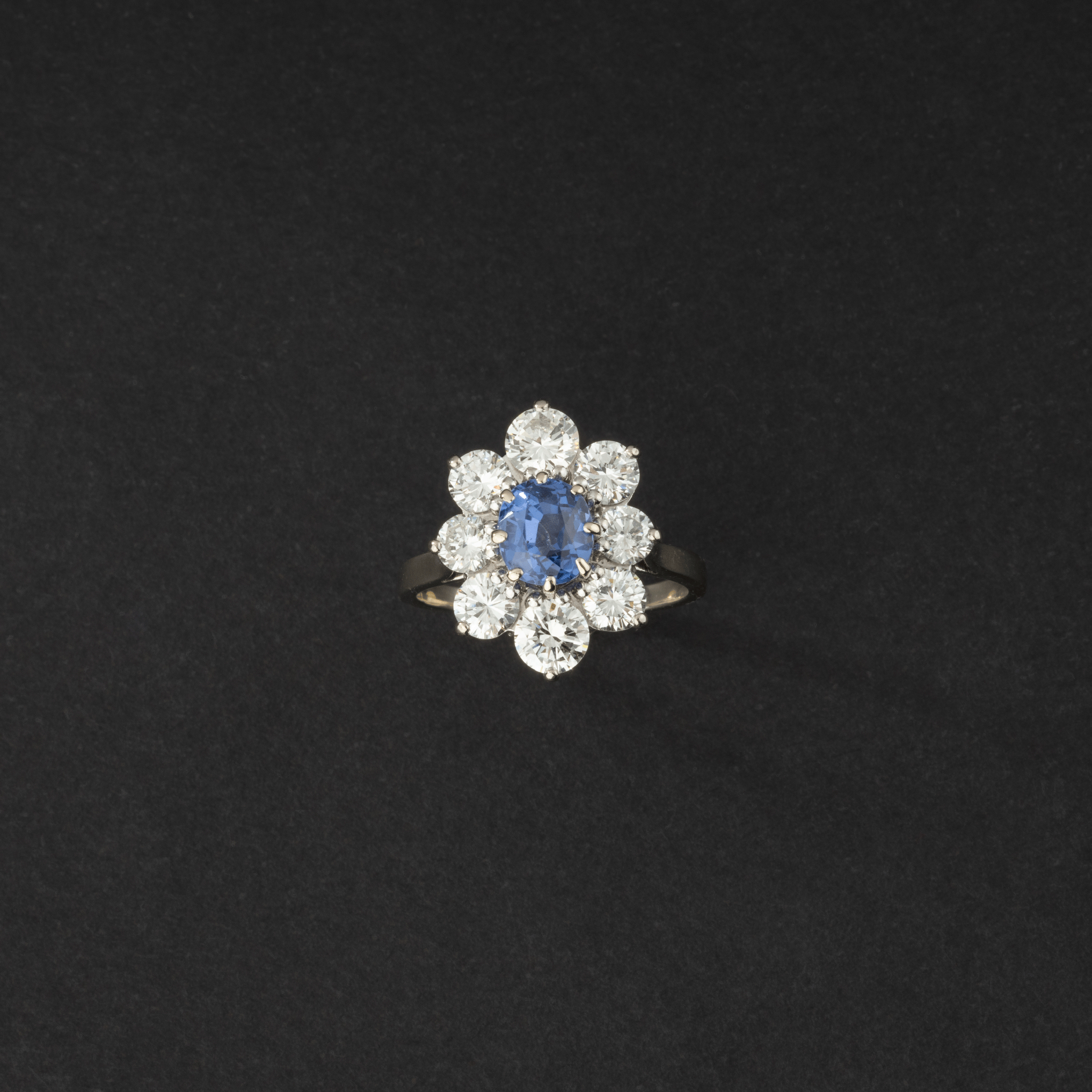 Bague marguerite en or blanc, saphir Ceylan naturel et diamants.