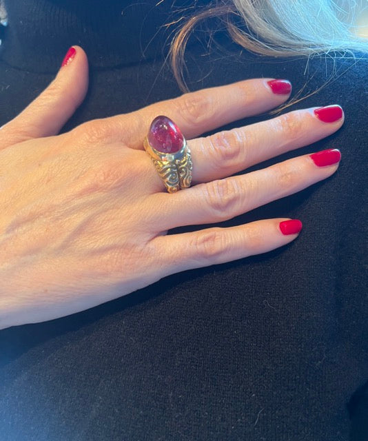 Une bague Elisabeth Gage en or jaune et tourmaline
