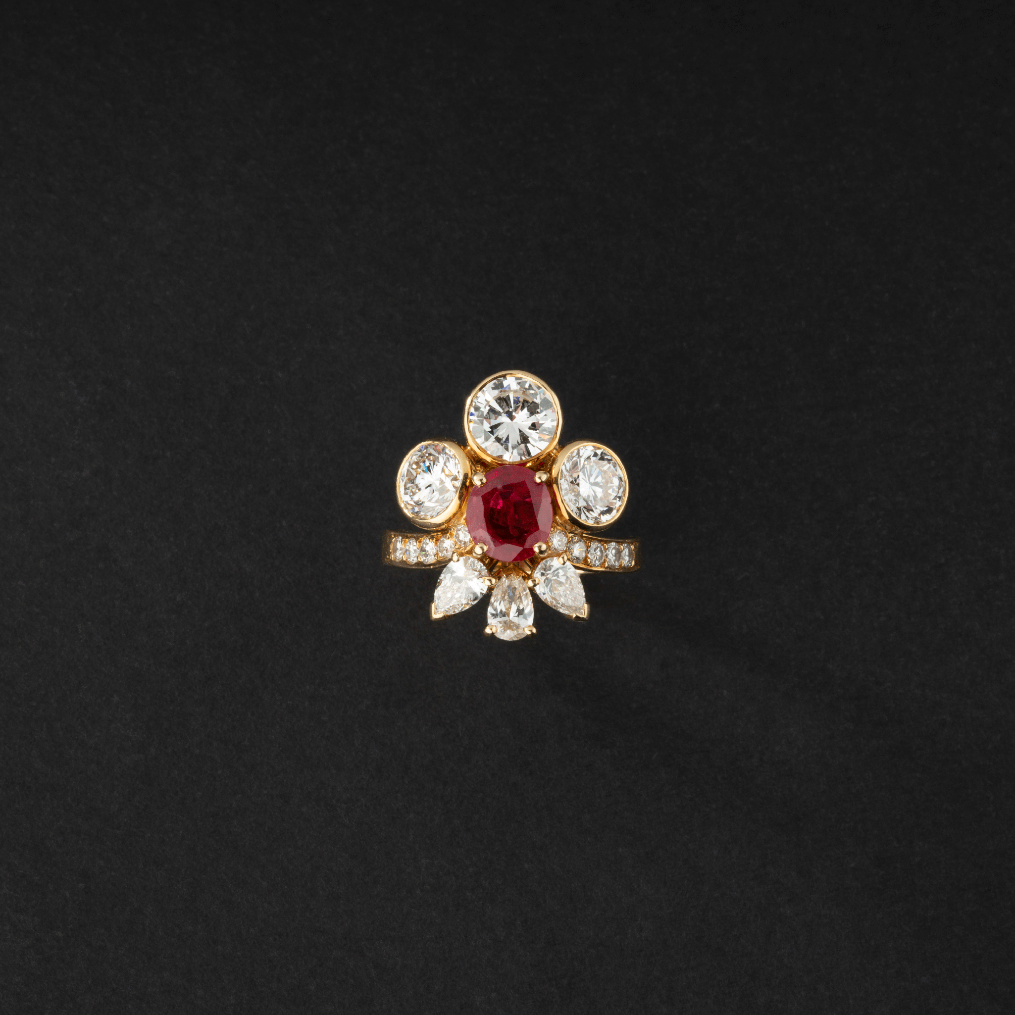 Bague en or jaune ornée d'un Rubis Birman naturel et de diamants, signée MELLERIO