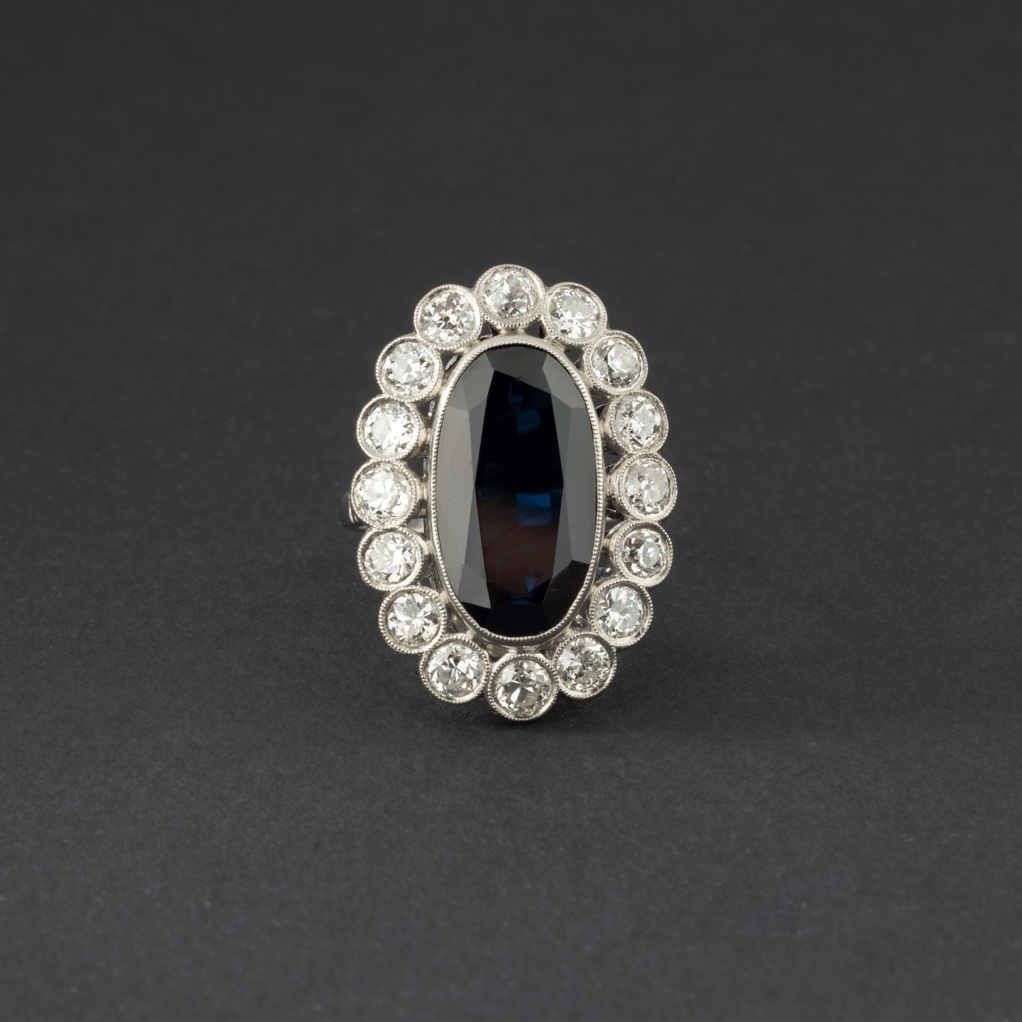 Bague marguerite en platine, saphir et diamants.