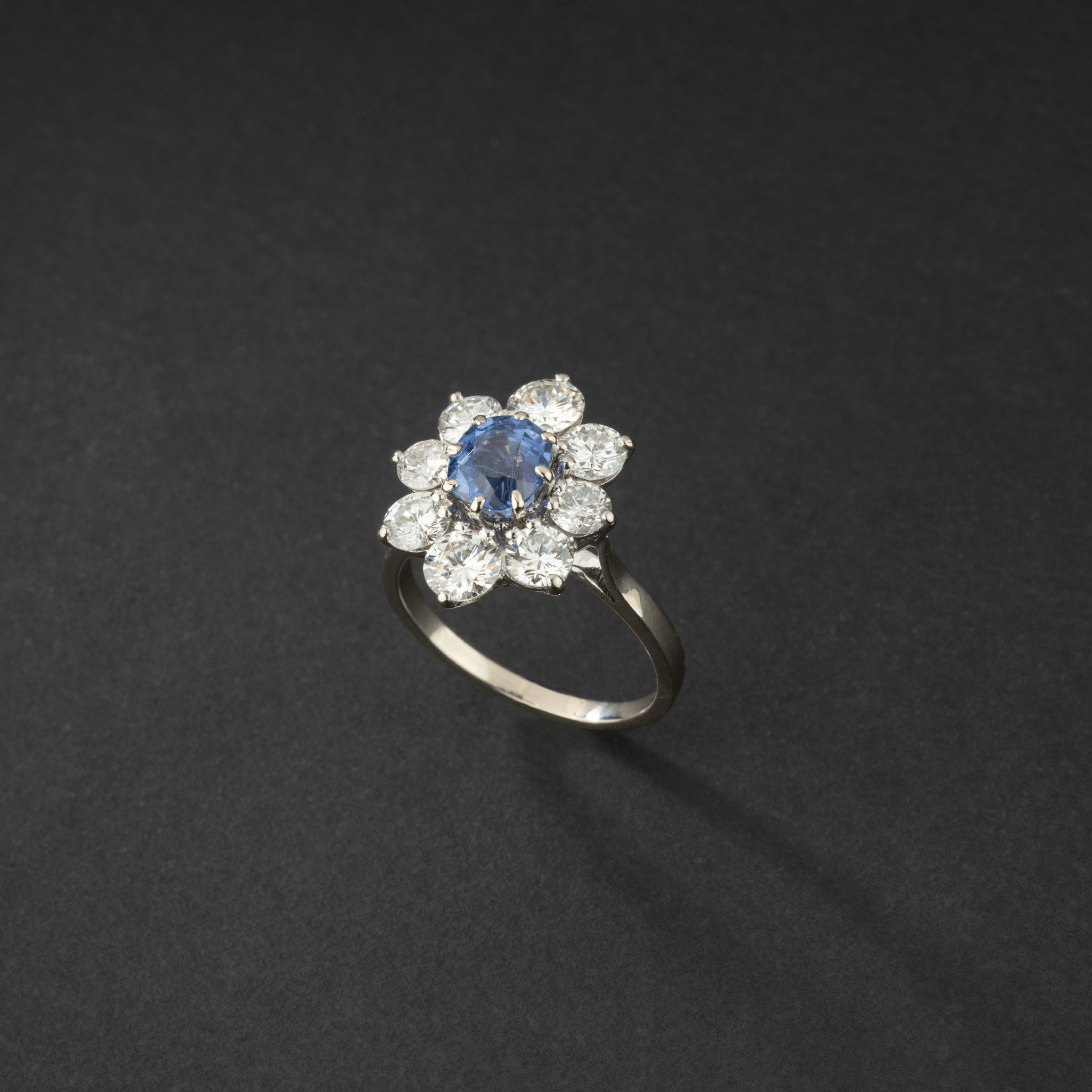 Bague marguerite en or blanc, saphir Ceylan naturel et diamants.