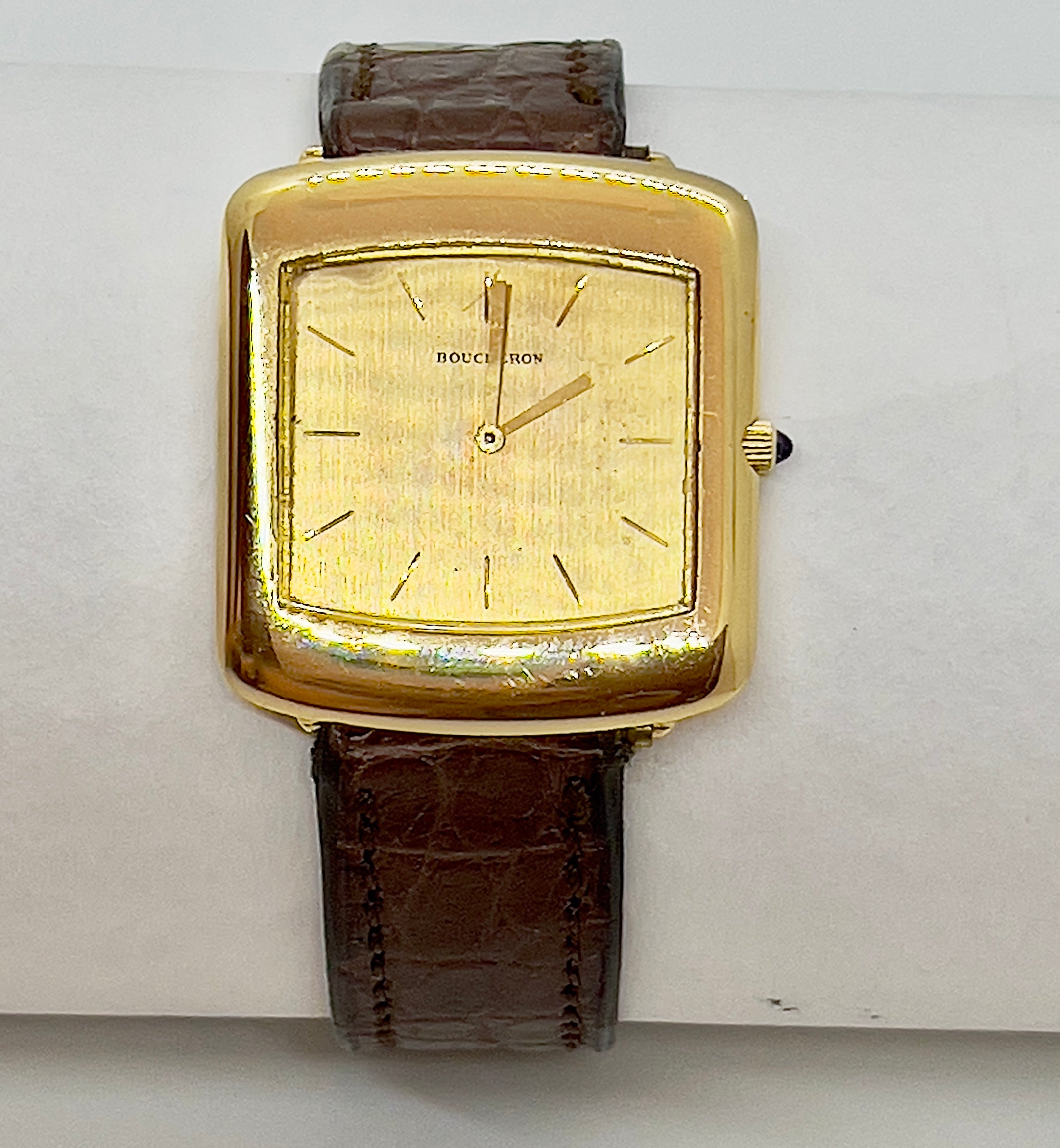 Boucheron, montre extra plate en or sur cuir vintage