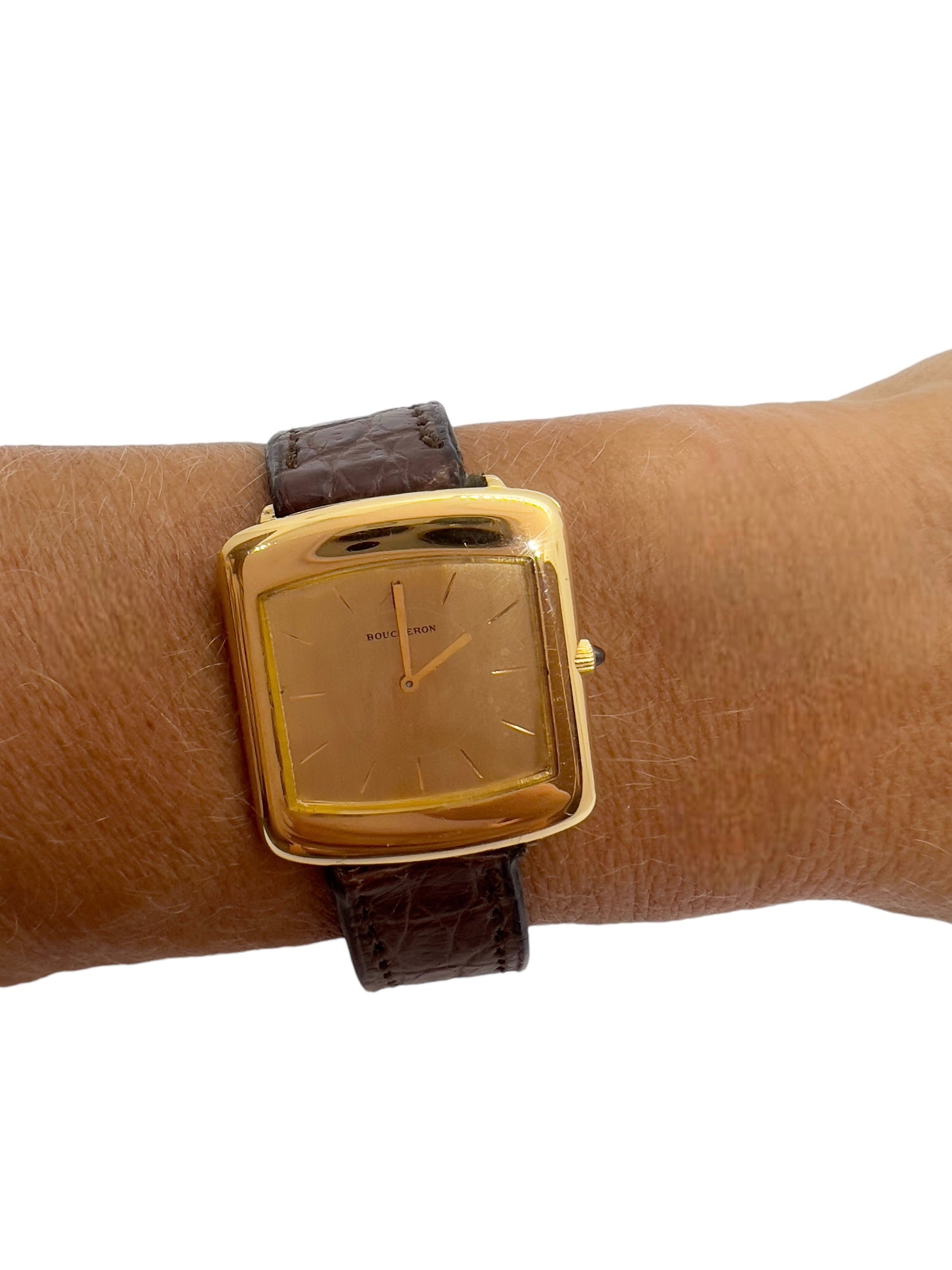 Boucheron, montre extra plate en or sur cuir vintage