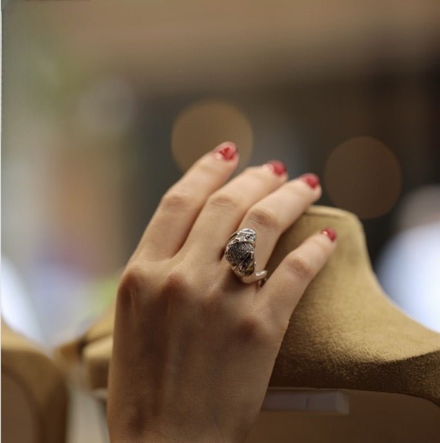 Boucheron bague "Trouble" en or gris et diamants - Maison Eloe