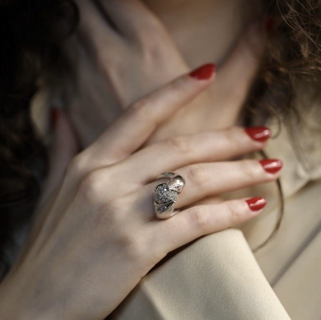 Boucheron bague "Trouble" en or gris et diamants - Maison Eloe