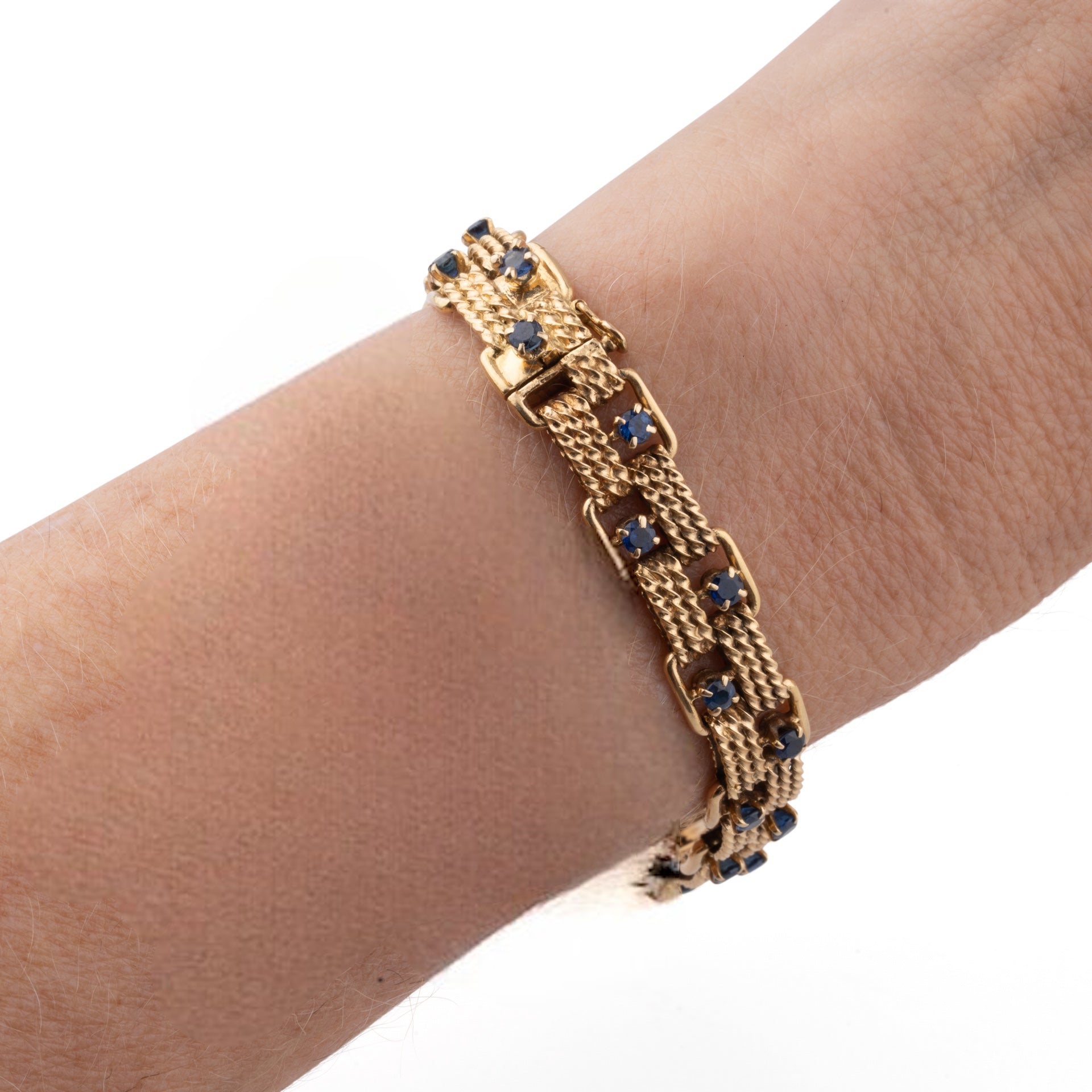 Boucheron, Bracelet en or jaune ciselé 18K et saphirs
