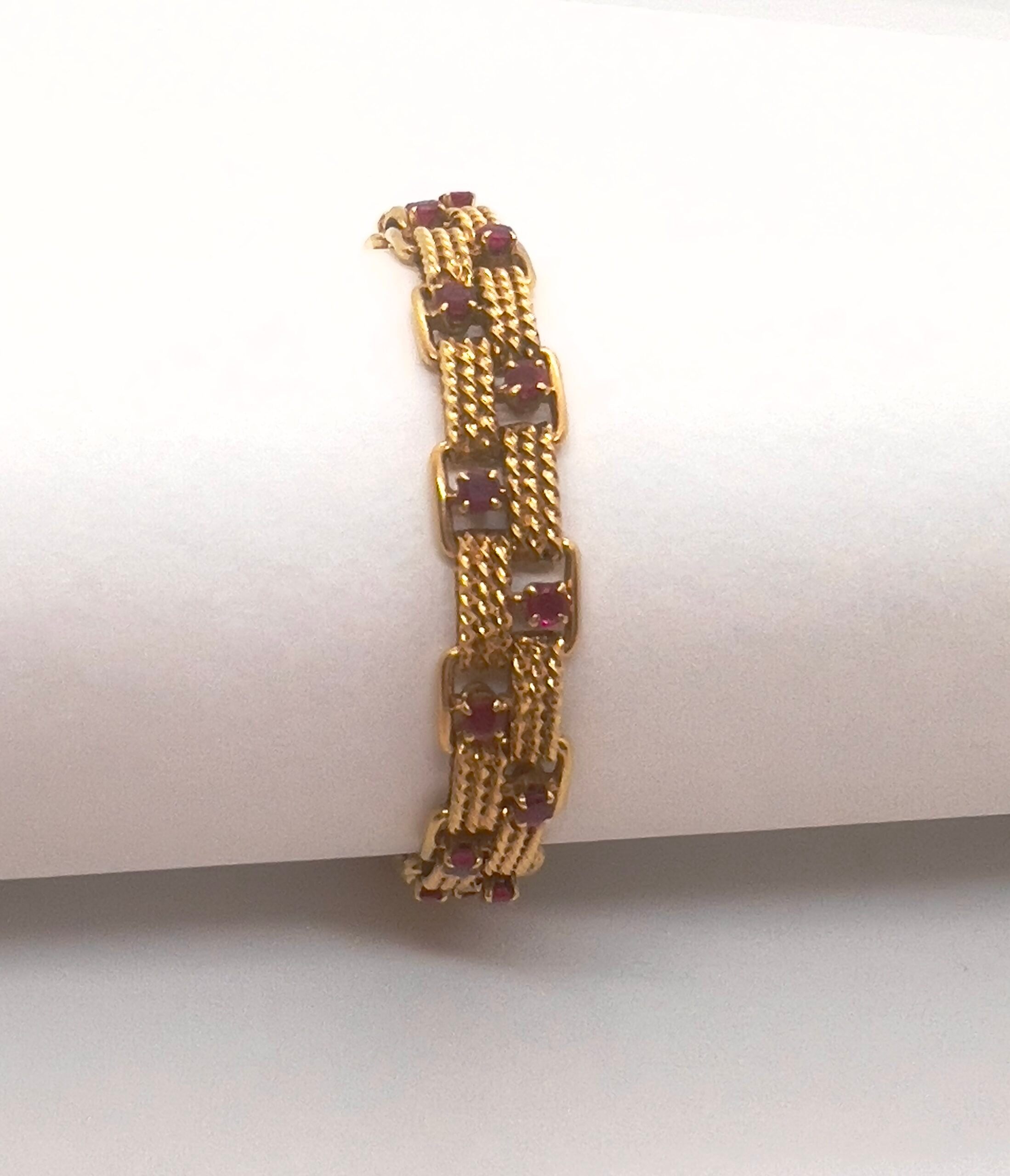 Boucheron, bracelet vintage en or jaune 18K orné de rubis