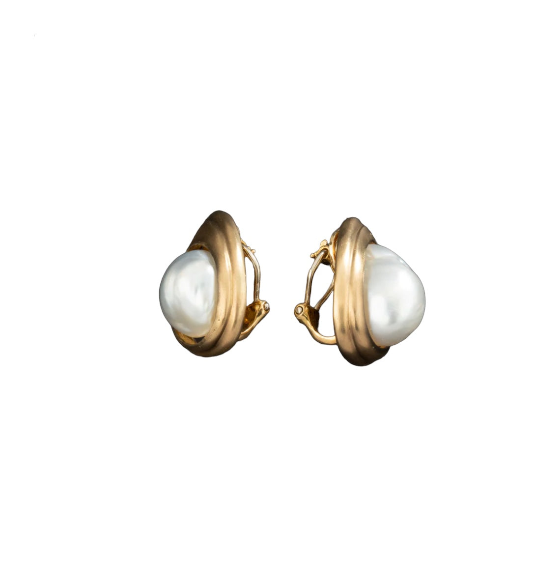 REPOSSI Boucles d'oreilles gouttes en or jaune 18K ornées de perles baroque.