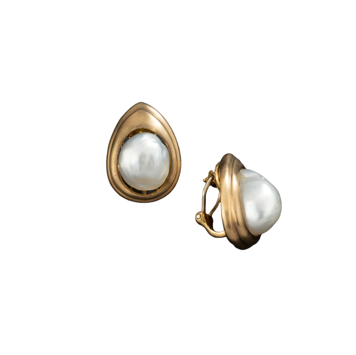 REPOSSI 18K yellow gold drop earrings adorned with baroque pearls.