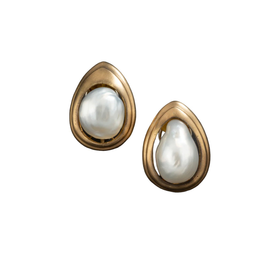 REPOSSI Boucles d'oreilles gouttes en or jaune 18K ornées de perles baroque.