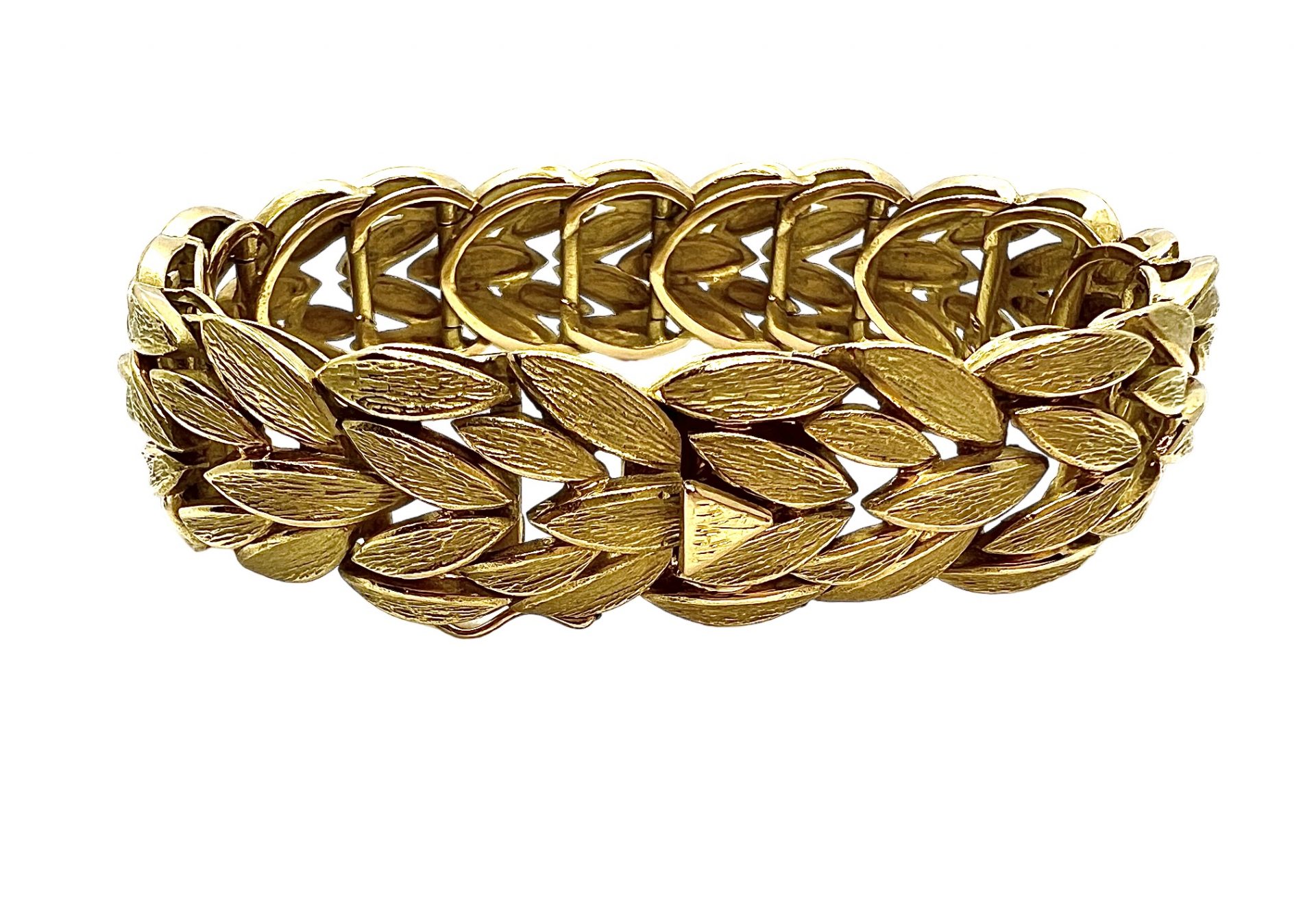 Un bracelet feuilles en or jaune 18K, poinçon de Maitre atelier Français