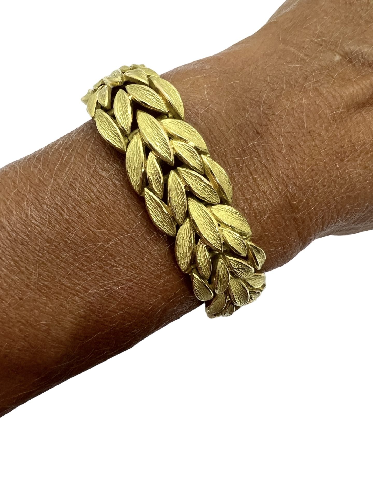 Un bracelet feuilles en or jaune 18K, poinçon de Maitre atelier Français