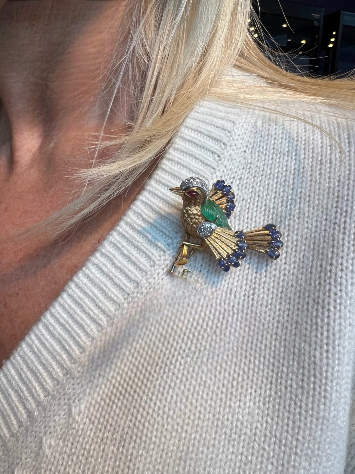 Broche Mauboussin Paris "oiseau branché", en or jaune, platine, émeraude, saphir, rubis et diamants