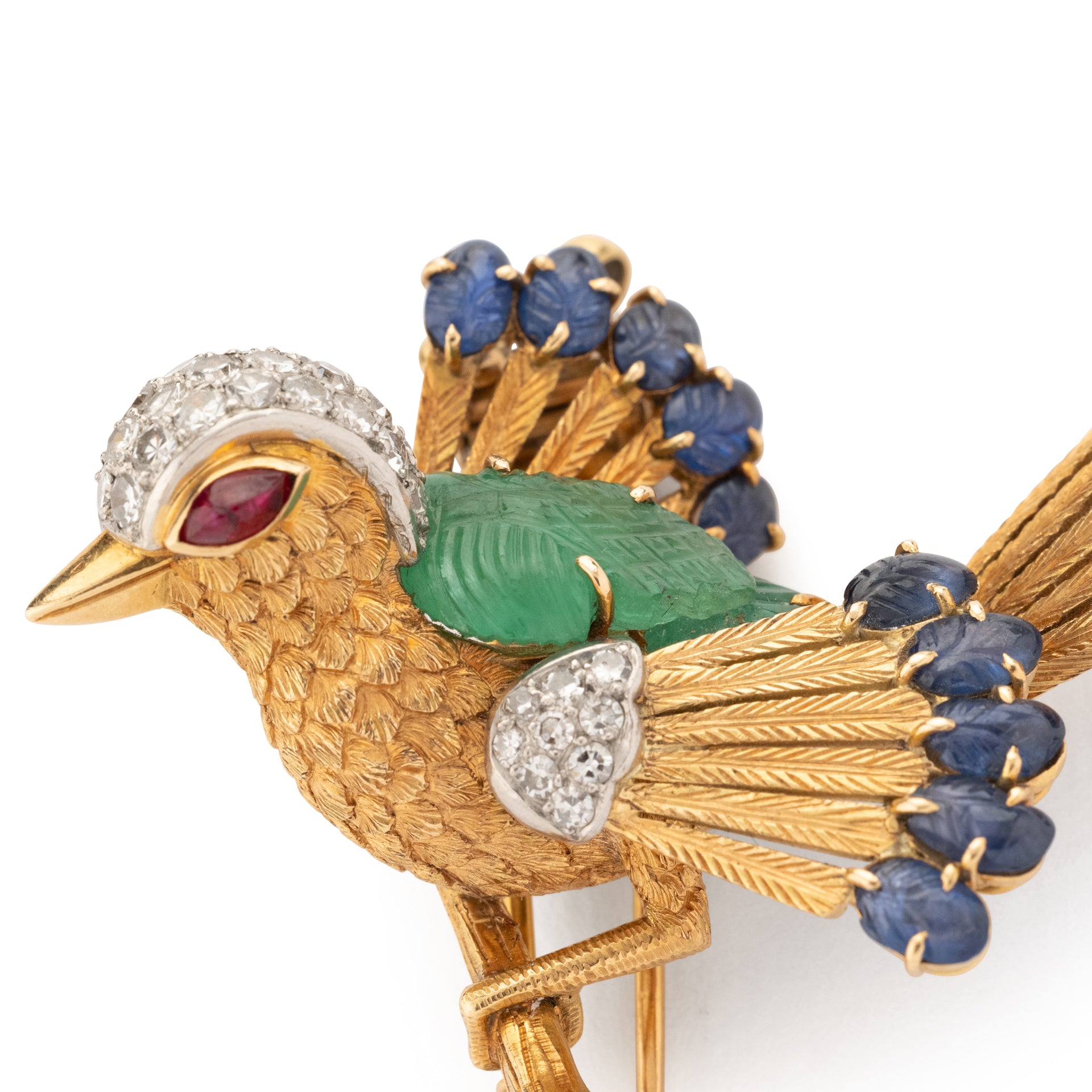Broche Mauboussin Paris "oiseau branché", en or jaune, platine, émeraude, saphir, rubis et diamants