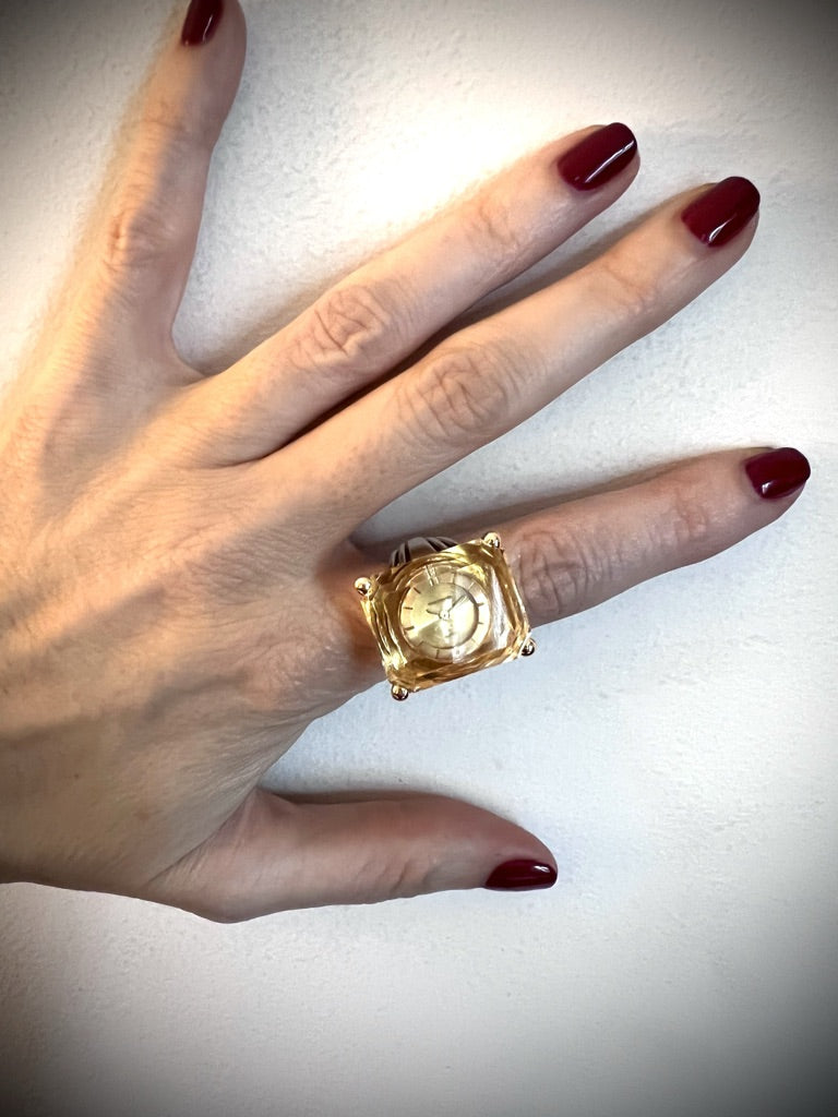 Jaeger-Le Coultre, une bague montre sertie dans une citrine.