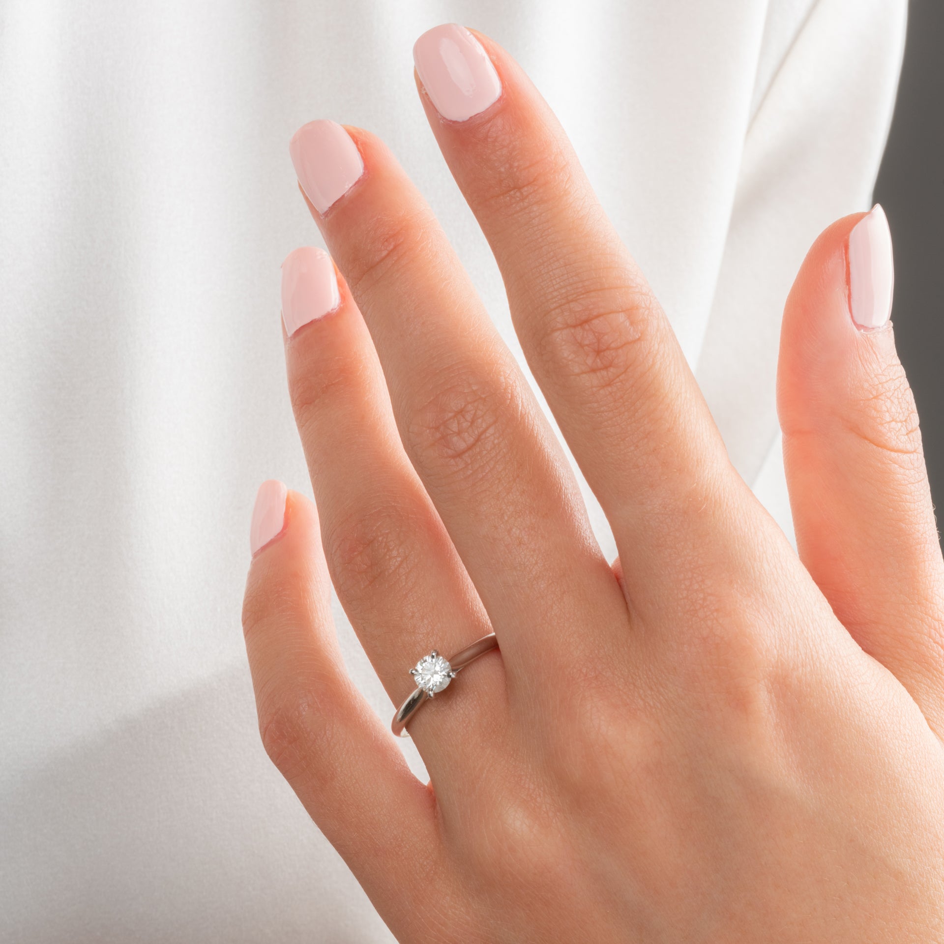 Une bague Cartier en platine et diamant