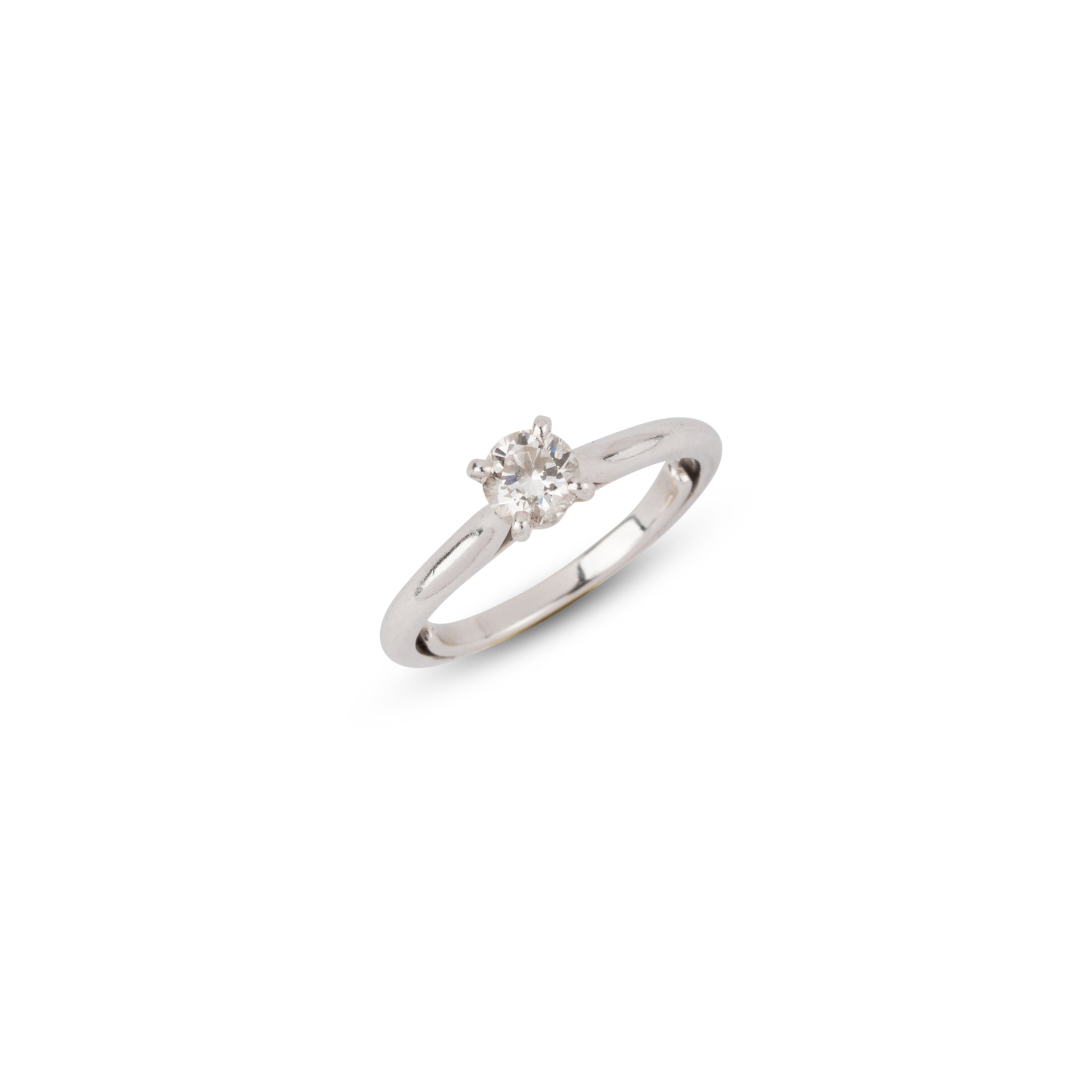Une bague Cartier en platine et diamant