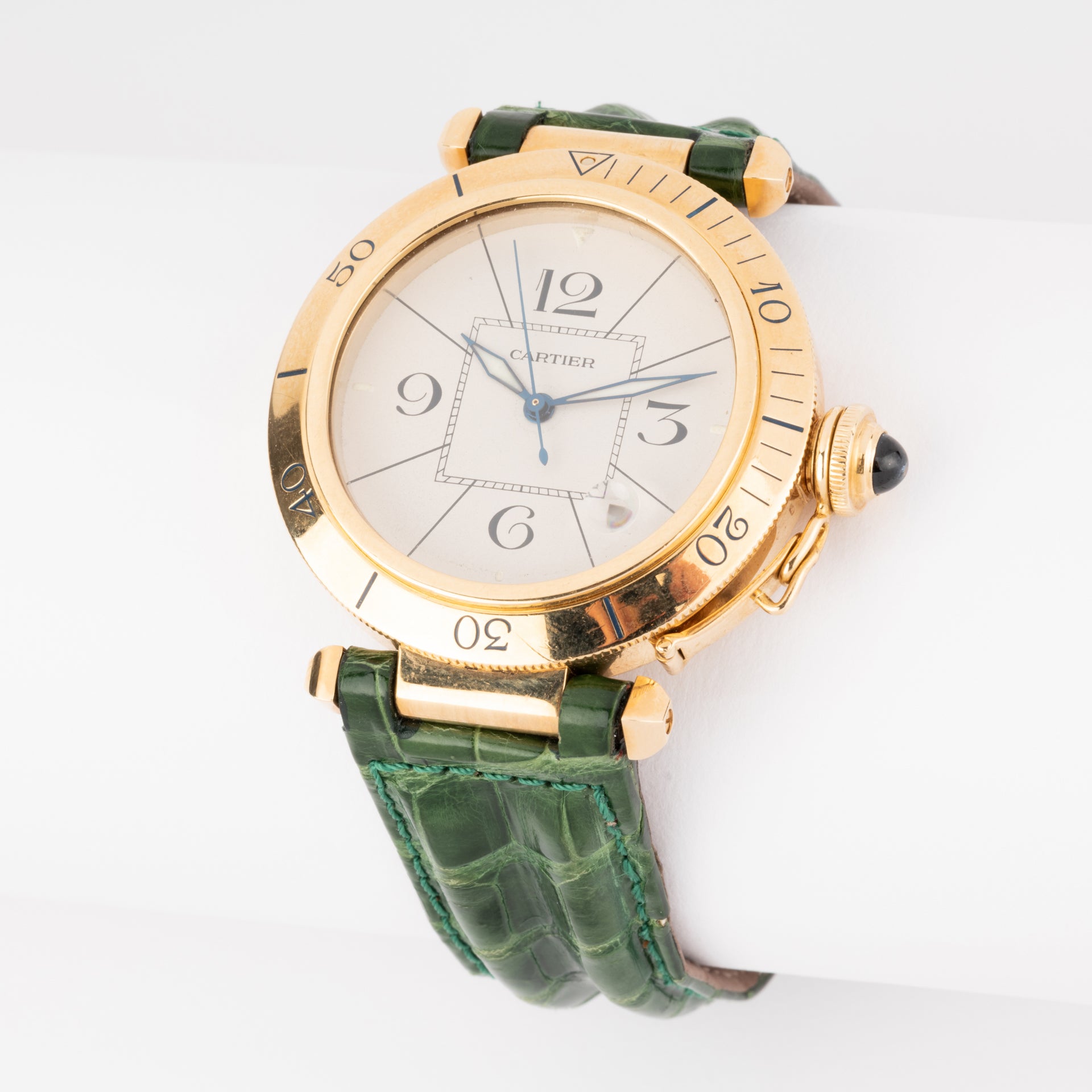 Une montre Cartier "Pasha" en or jaune sur bracelet cuir