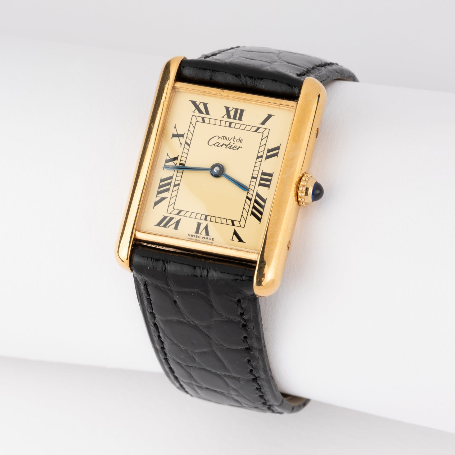 Une montre Cartier "Tank Must" en vermeil.