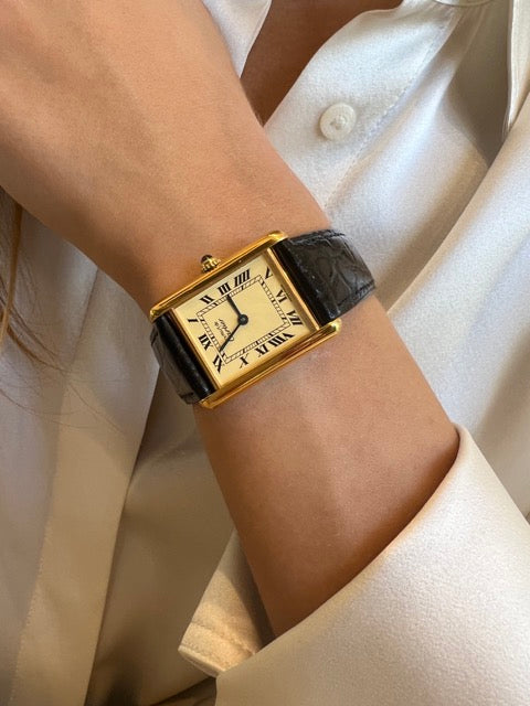 Une montre Cartier "Tank Must" en vermeil.
