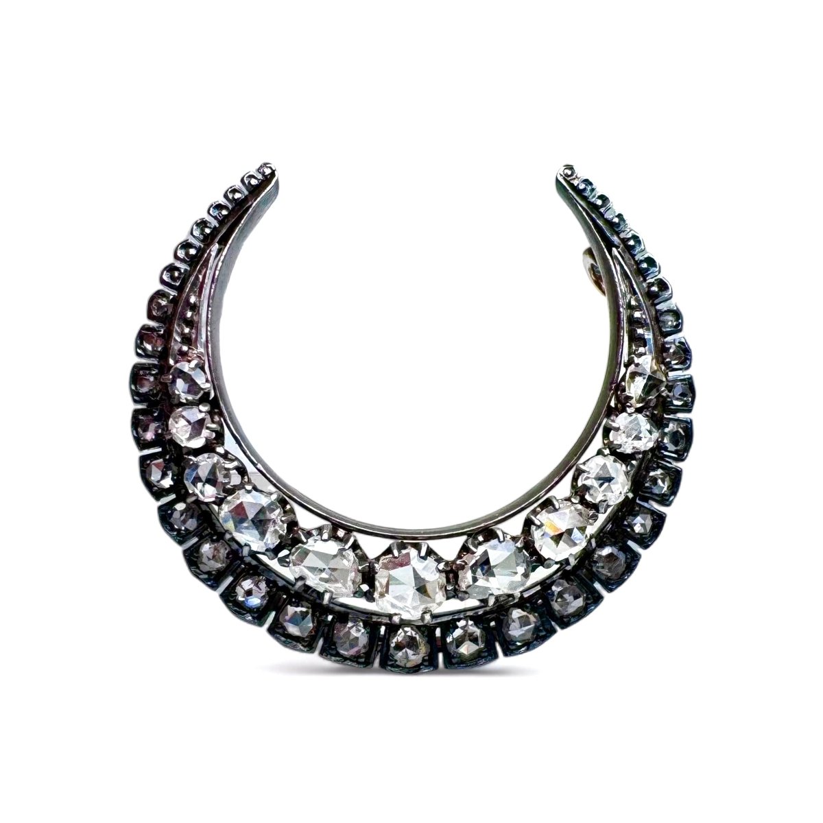 Broche « Croissant » en or et argent sertie de diamants. - Maison Eloe