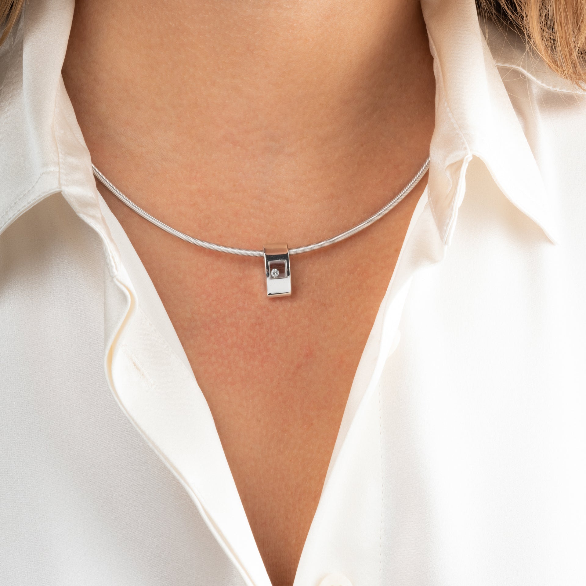 un collier Chopard, "Happy diamond", sur chaine en or blanc