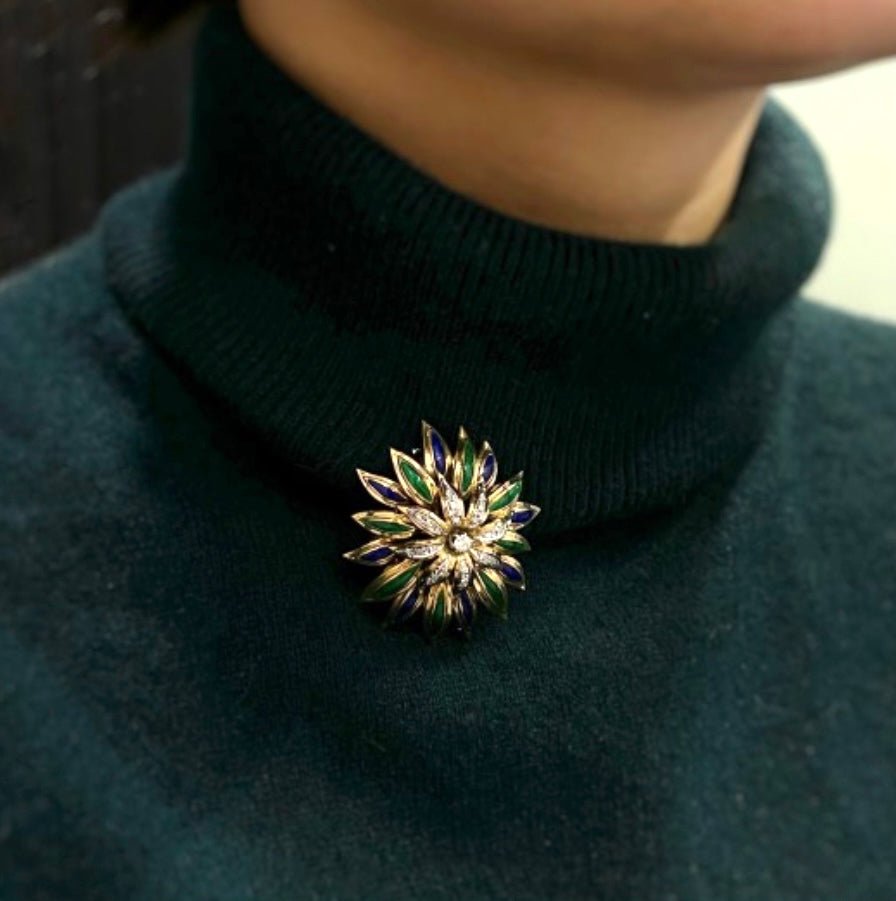 Cartier broche Fleur vintage en or jaune et blanc, émail et diamants - Maison Eloe